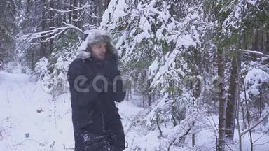 一个冬天森林结冰的年轻人。 他冻僵了，搓了搓手，<strong>弹起</strong>来